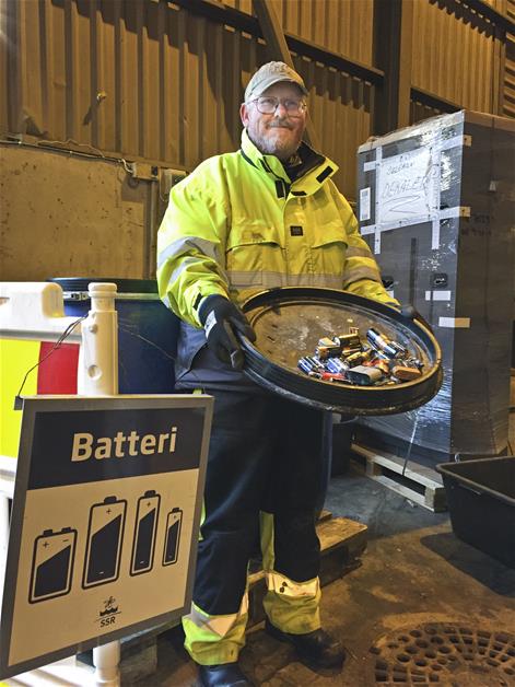 Miljøstasjonarbeidar med batteri