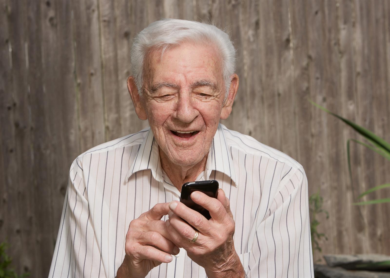 eldre mann med mobil