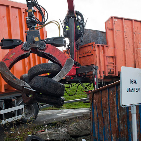 Foto. Lastebil med klo henter bildekk.